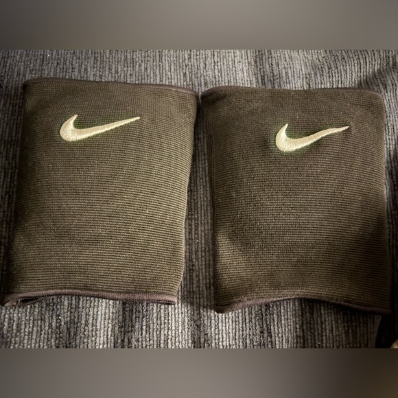 Nike Knee Pads black/white logo - Picture 1 of 3